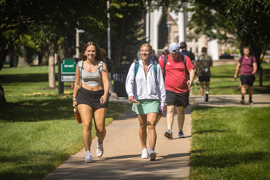 Northwest students cross the main campus in Maryville during the first day of fall classes in August. (Photo by Lauren Adams/<a href='http://career.dotnetretail.com'>和记棋牌娱乐</a>)