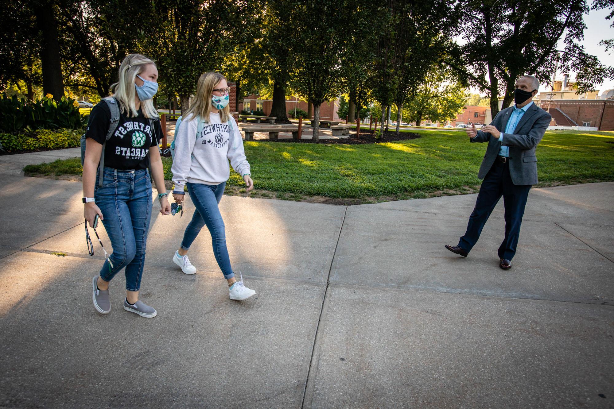 Northwest President Dr. 8月8日，开学第一天，约翰·亚辛斯基在学生们走过校园时向他们打招呼. 19. (Photo by Todd Weddle/Northwest Missouri State University)